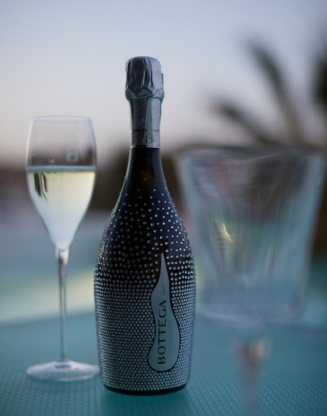 Stardust Prosecco Spumante und Glas auf Tisch bei Dämmerung