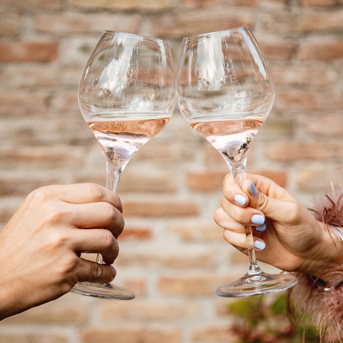 Zwei Personen Stoßen mit Spumate an