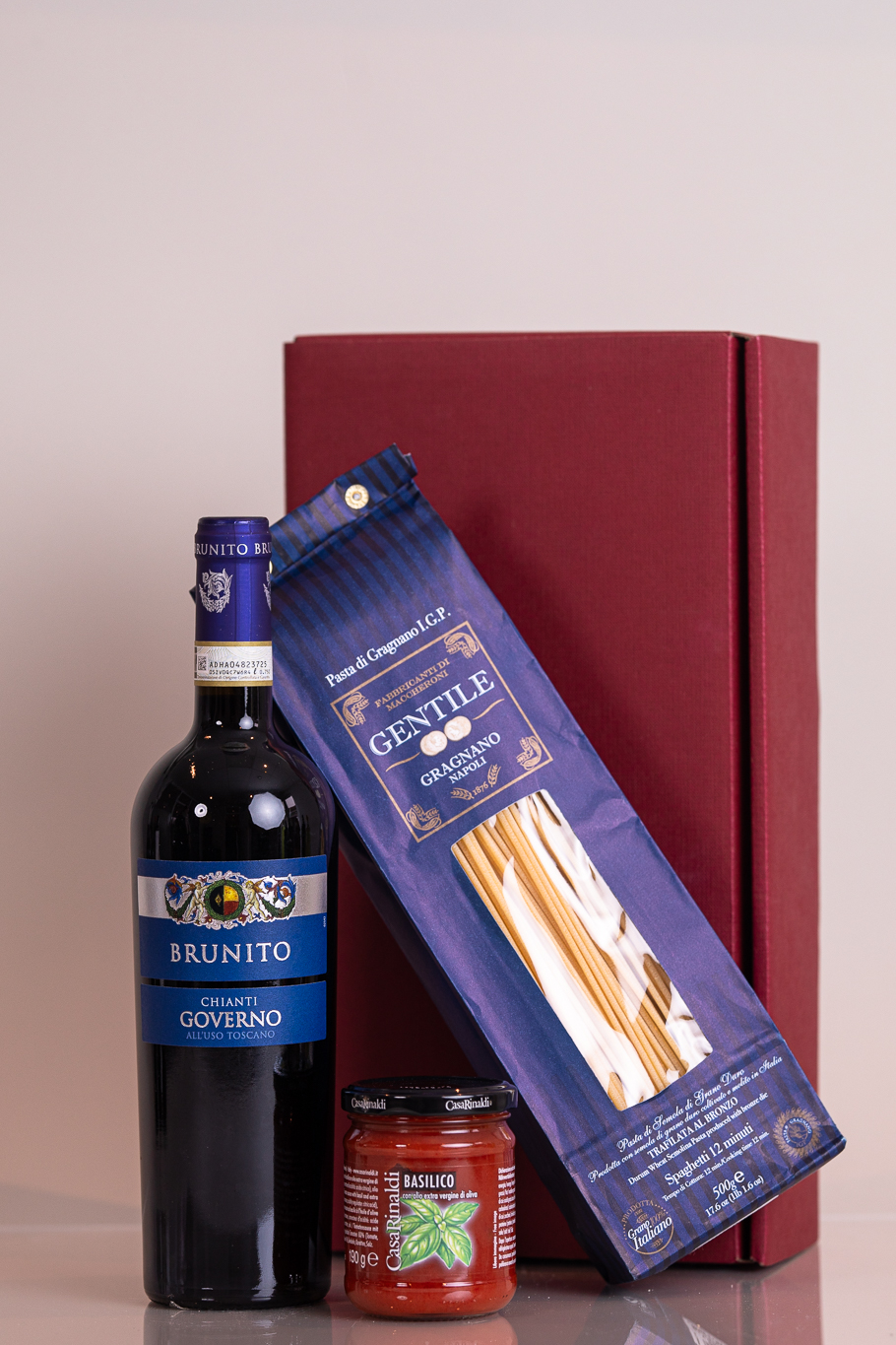 Präsent "A Tavola!" - Wein und Feinkost in hochwertiger Geschenkverpackung