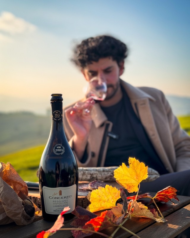 Mann hält Glas Lambrusco vor die Nase