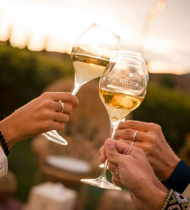 3 Personen stoßen mit Berlucchi Franciacorta an