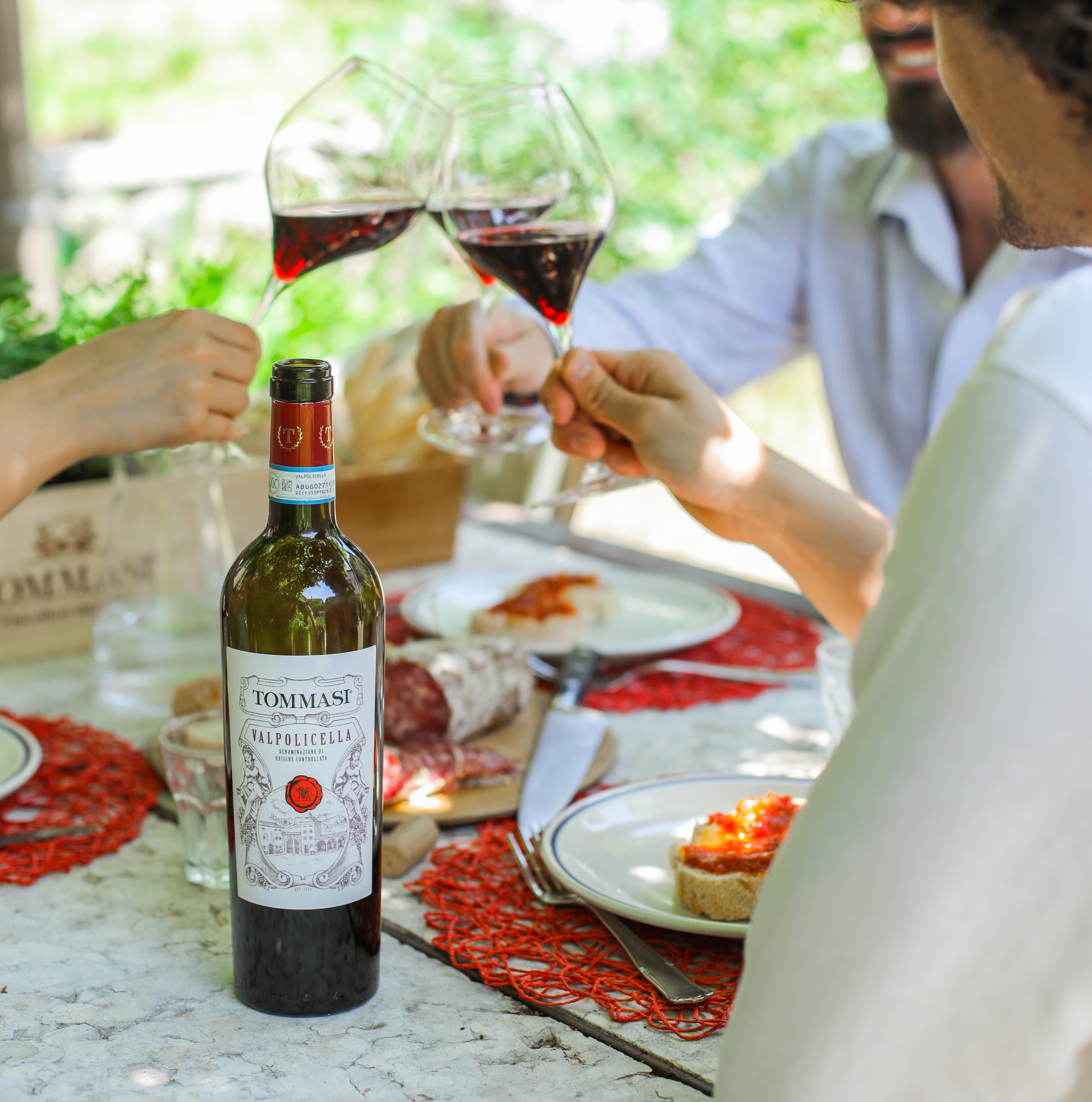 Tommasi Valpolicella bei Tisch