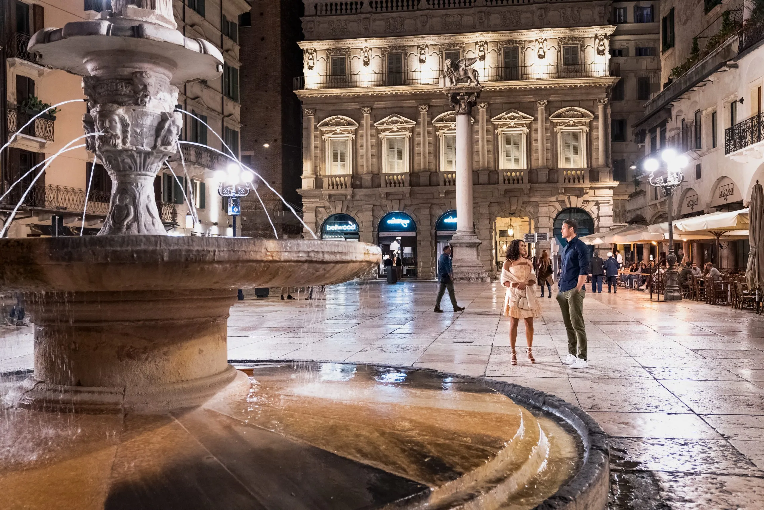 Filmszene von Love in the Villa am Brunnen