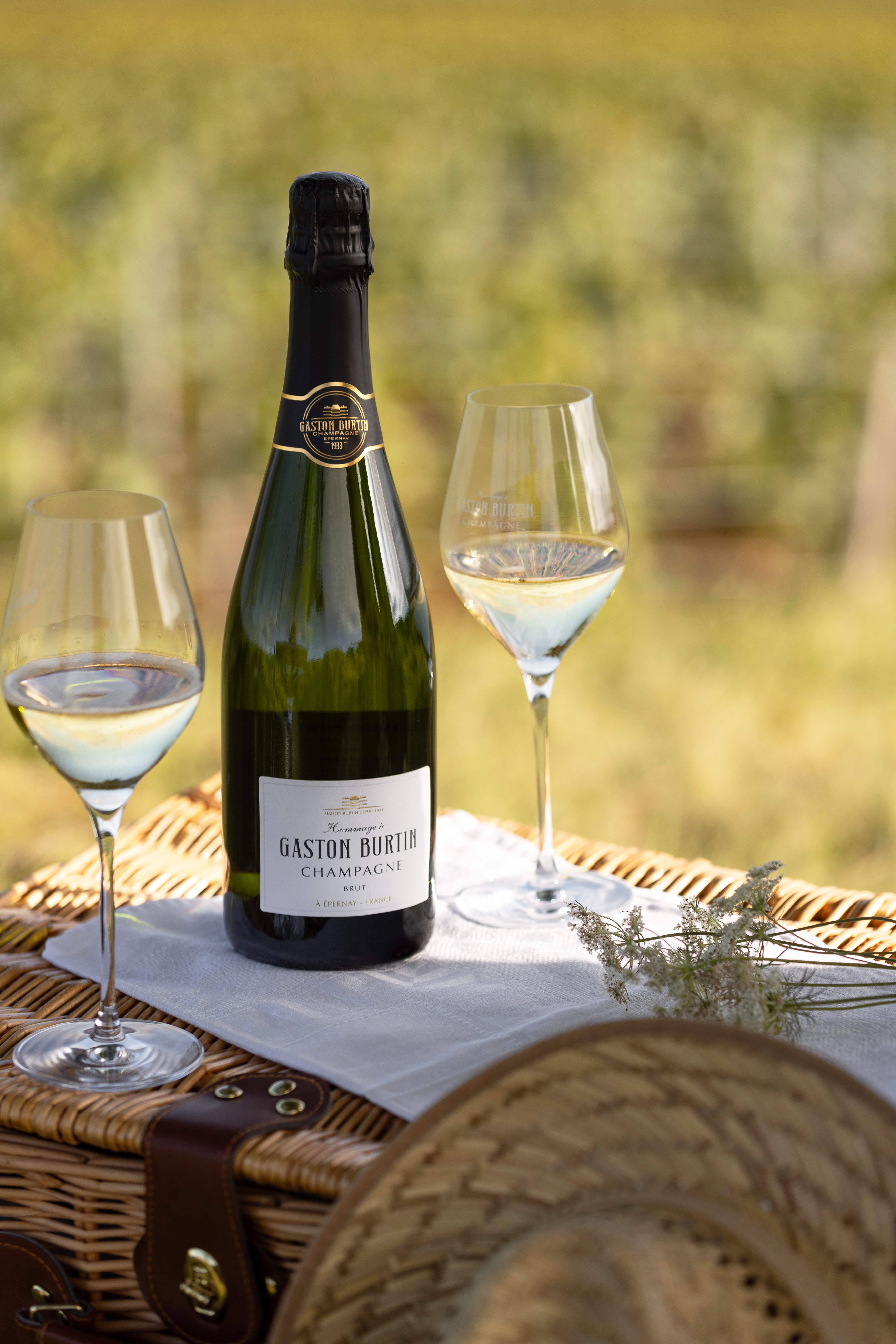 Champagne Hommage &agrave; Gaston Burtin Brut, Flasche mit gef&uuml;lltem Glas
