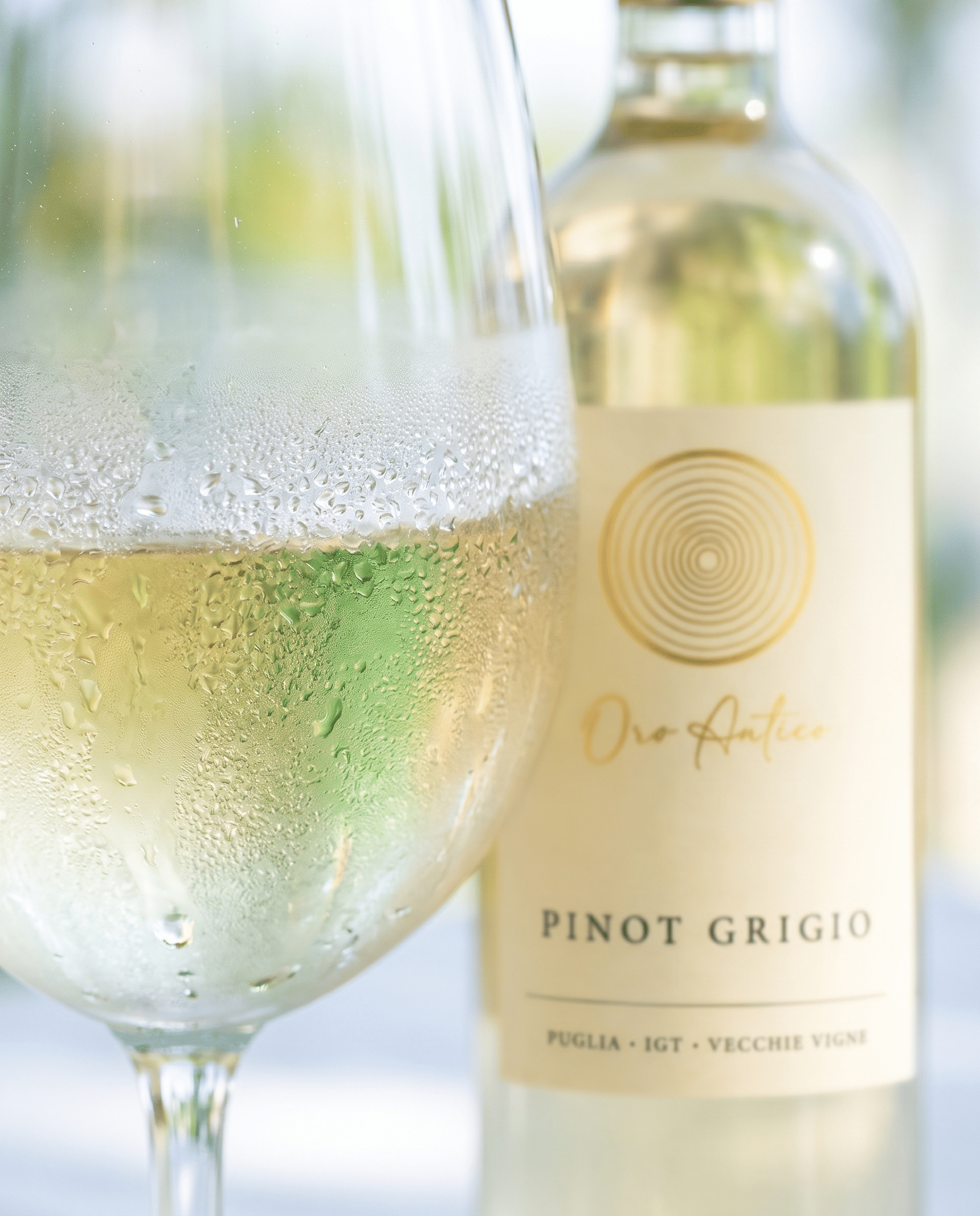 Ein gekühltes Glas Oro Antico Pinot Grigio, hellstrohgelb mit feinem Beschlag