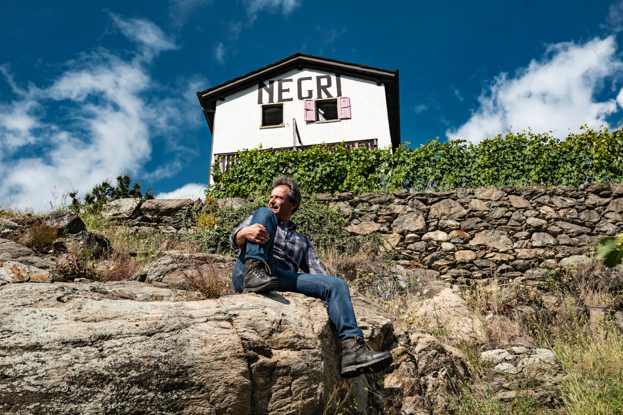 Önologe Danilo Drocco im Weinberg von Nino Negri