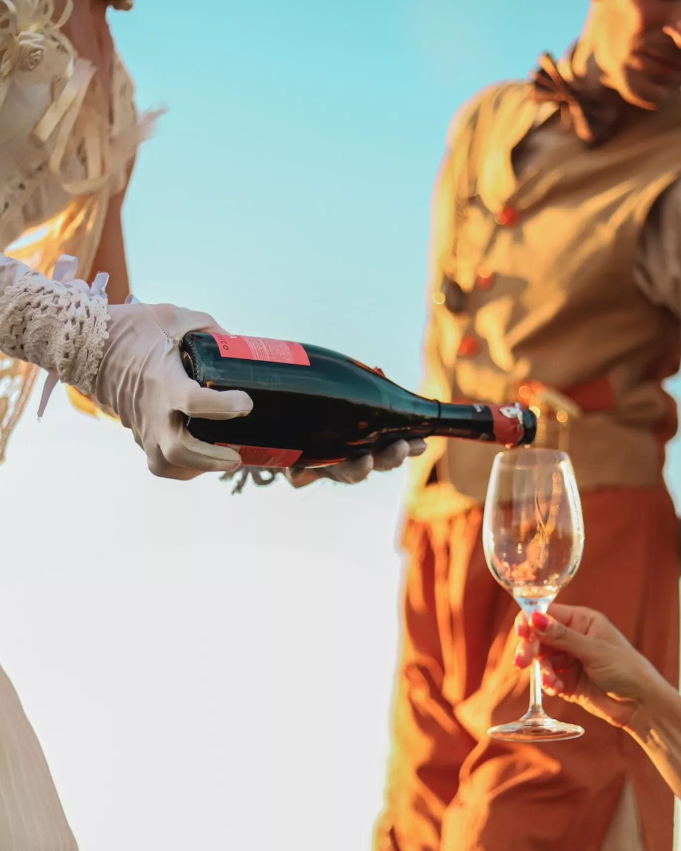 Frau füllt Lambrusco Wein ins Glas