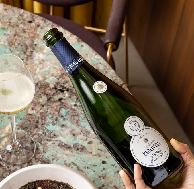Berlucchi Blanc de Blancs Brut Nature wird eingeschenkt