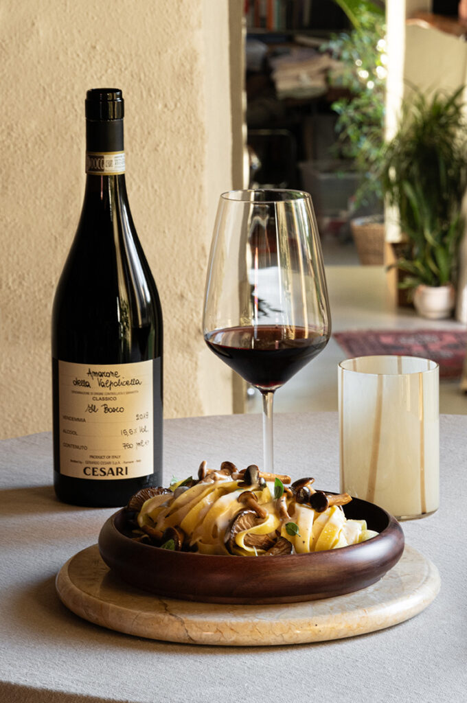 Il Bosco Amarone Flasche und Glas mit Pasta Funghi