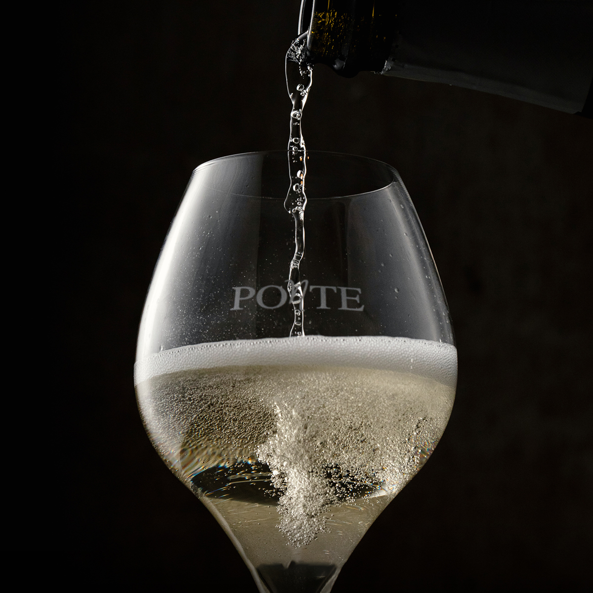 Nahaufnahme Ponte Prosecco Glas wird aufgefüllt