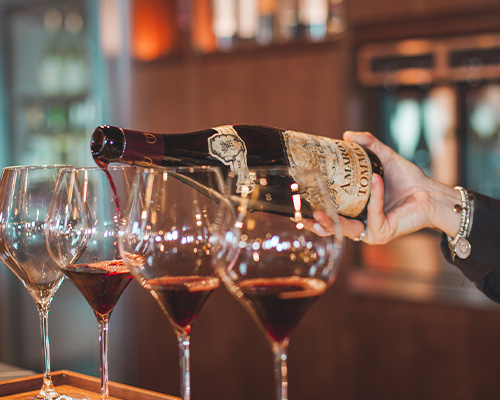 Tommasi Amarone wird in Gläser eingeschenkt