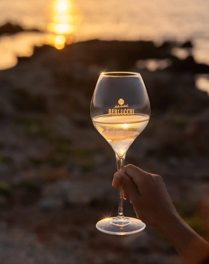 Berlucchi Franciacorta Glas vor Sonnenuntergang