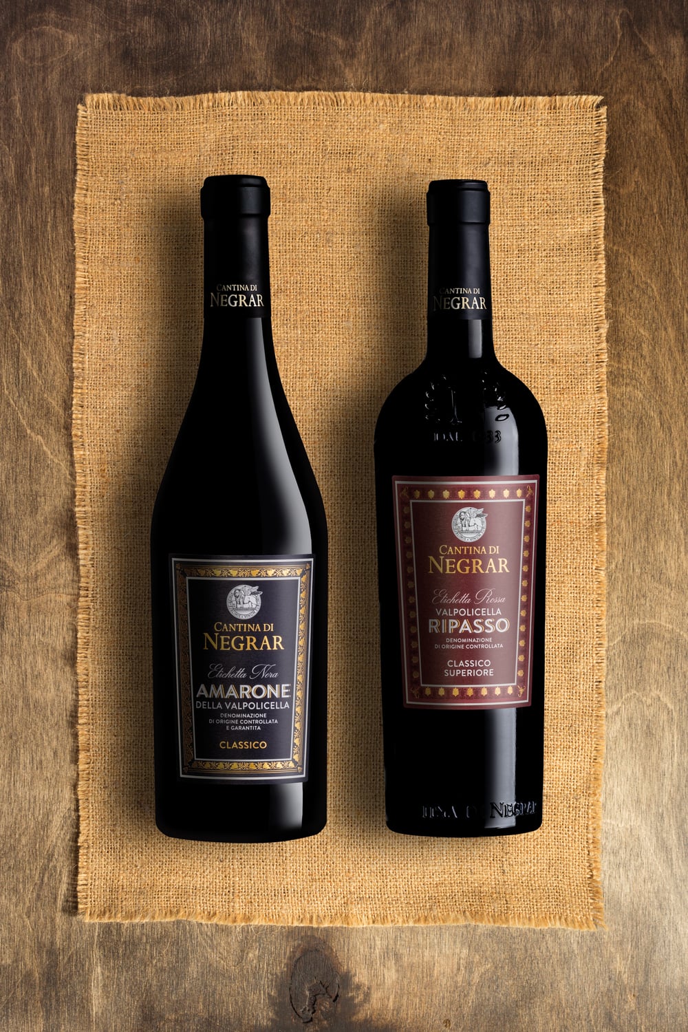 Zwei liegende Flaschen Cantina di Negrar Ripasso und Amarone